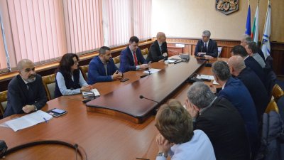 До един месец договорите за ремонти ще бъдат готови стана ясно на оперативката на кмета. Снимка Община Варна