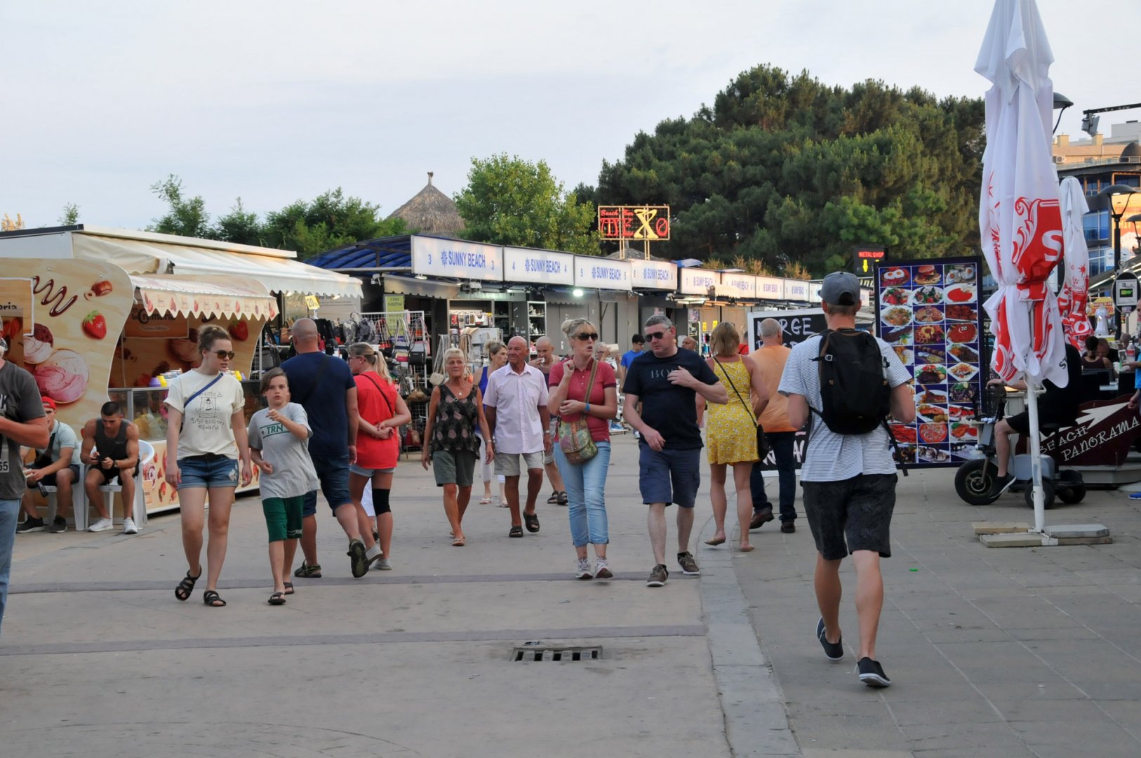 И през септември в Слънчев бряг имаше значителен брой туристи. Снимка Архив Черноморие-бг