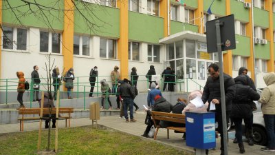 Опашки се вият в делничните дни пред Бюрото по труда в Бургас. Снимка Черноморие-бг
