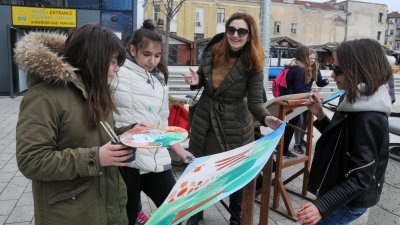 Преподавателят по изобразително изкуство Таня Стоянова рисува заедно с учениците си. Снимки Лина Главинова