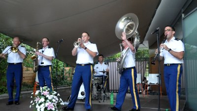 Американската Диксиленд група към Оркестъра на Въоръжените сили на САЩ в Европа изнесе едночасов концерт пред бургазлии. Снимки Лина Главинова