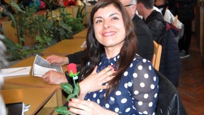 Яна Вълчева бе гост на гимназията, която е завършила и представи новата си стихосбирка. Снимки Лина Главинова