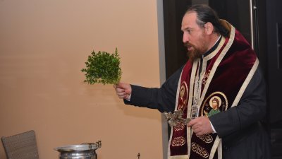 Агатополският епископ Иеротей извърши водосвет преди началото на форума. Снимки Татяна Байкушева