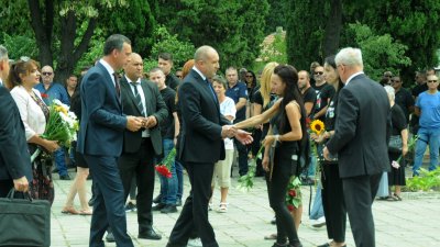 Президентът Румен Радев изказа своите съболезнования на годеницата на Йордан Илиев - Светлозария и на близките на двамата загинали полицаи. Снимки Черноморие-бг