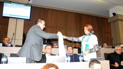 Съветникът Румен Ангелов получи тениска от майка на футболист. Снимки Лина Главинова