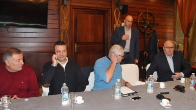Николай Тишев (четвъртият отляво надясно) и Димитър Стоянов (до него вдясно на снимката) са кандидатите за кмет на БСП. Снимка Архив Черноморие-бг