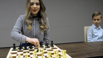 Нургюл Салимова участва в благотворителен турнир по шахмат в Бургас, който се проведе в края на миналата година. Снимки Архив Черноморие-бг