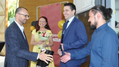 Областният управител на област Бургас Вълчо Чолаков бе сред първите, които поздравиха екипа. Снимки Лина Главинова