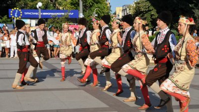 Съставите изиграха първия си танц на площад Атанас Сиреков пред сградата на Общината. Снимки Лина Главинова