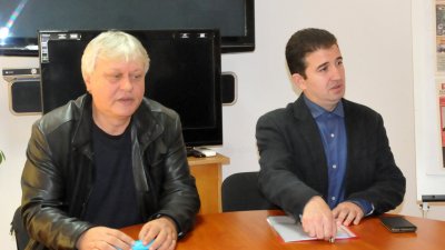 Съветникът Чанко Мирчев (вляво) и общинският лидер на БСП - Бургас Живко Господинов изразиха позицията на партията за премахване на плочата. Снимка Лина Главинова