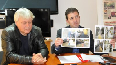 Живко Господинов (вдясно) показва снимки с проблемите улици. Снимка Лина Главинова и архив Черноморие-Бг