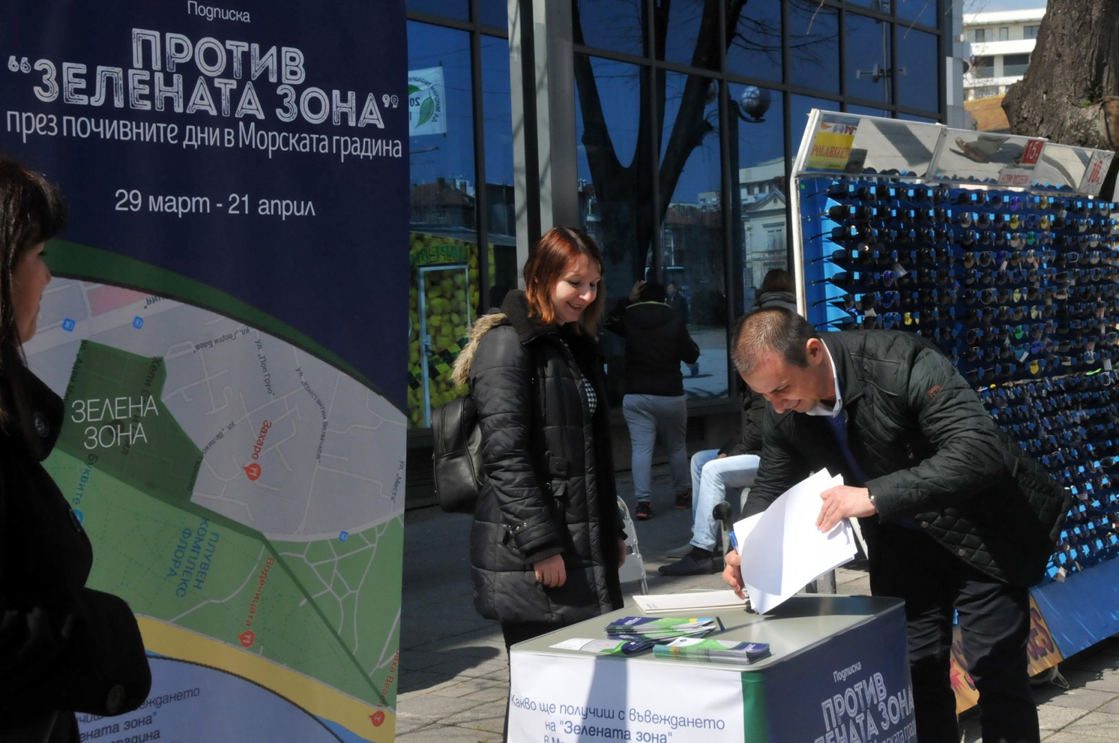 Общинският съветник Живко Табаков бе сред първите, които се подписаха срещу Зелената зона. Снимки Лина Главинова