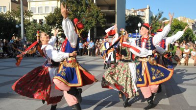 Традиционно съставите участват в шествие, което преминава през централните улици на Бургас. Снимка Архив Черноморие-бг