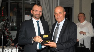 Областният управител Вълчо Чолаков (вляво) връчи реплика на златото от Варненския некропол на управителя на фирмата Петко Иванов. Снимки Лина Главинова