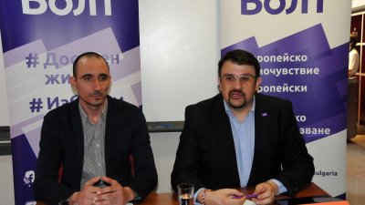Настимир Ананиев (вдясно) е водач на листата на Волт за ЕП, а Ивайло Илиев от Бургас е пети. Снимка Лина Главинова
