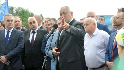 Премиерът Бойко Борисов дойде за откриването на пътния участък. Снимки Лина Главинова