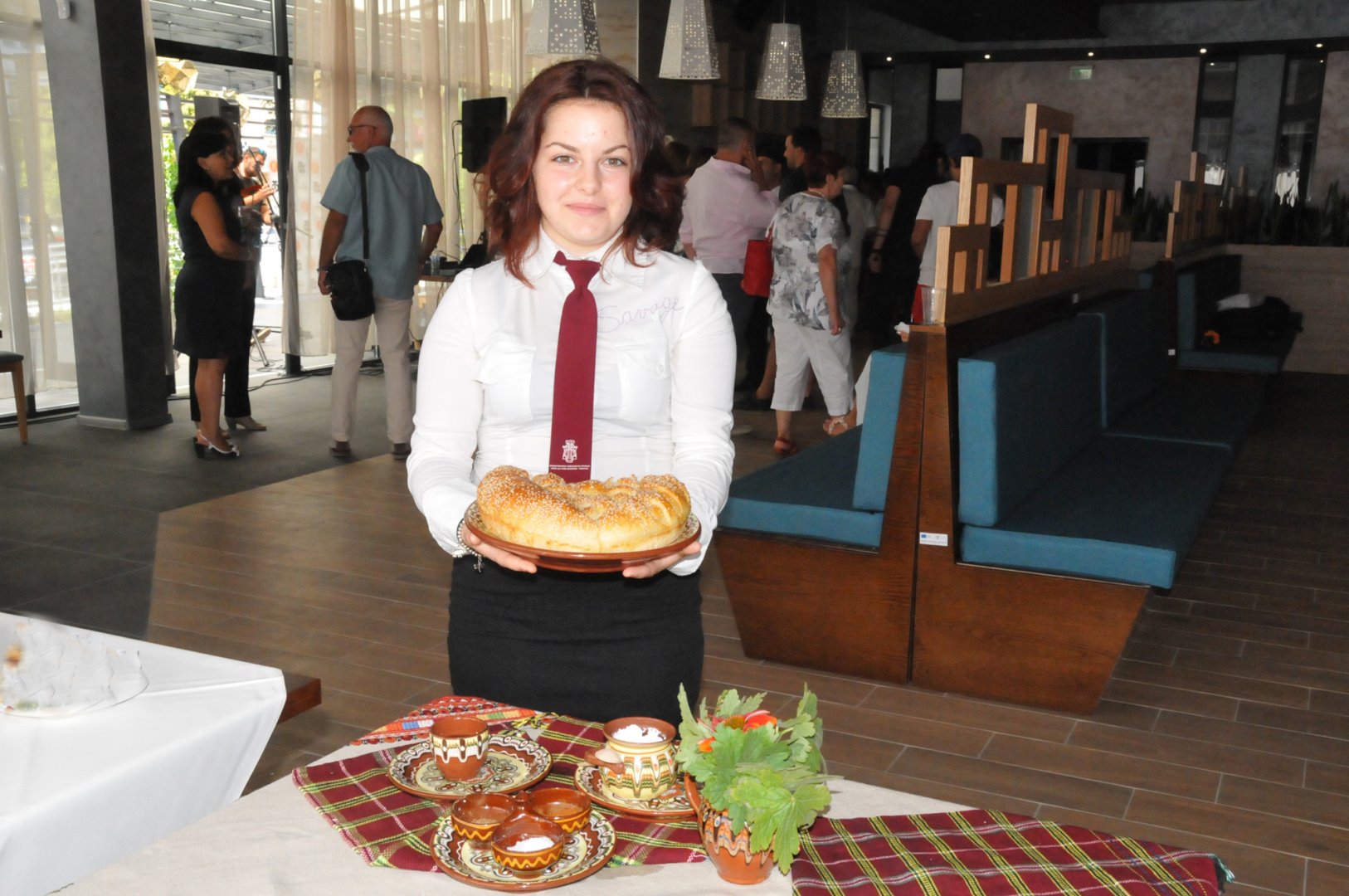 Николета Маринова участва в празника за откриване на обновения ресторант на гимназията, в която учи. Снимки Лина Главинова