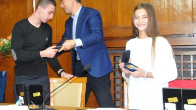 Кметът на Бургас Димитър Николов поздрави медалистите. Снимки Лина Главинова