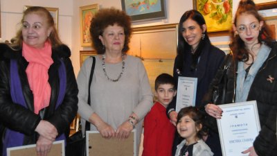 Четири бургаски художнички получиха награди от Руси Куртлаков. Снимки Лина Главинова