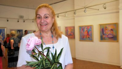 Анета Краева празнува рожден ден с живописна изложба. Снимки Лина Главинова