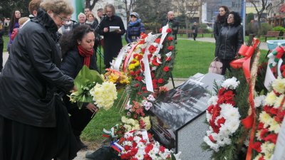 Мемориал на благодарността бе открит днес в центъра на Бургас от потомци на спасените евреи. На церемонията присъства и посланикът на Израел н.пр. Ирит Лилиан. Снимка Лина Главинова