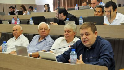 Евгений Мосинов (вдясно) изрази несъгласието си с текстове от докладната. Снимки Лина Главинова