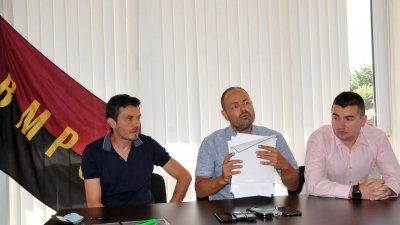 Войводите са входирали проекта в Общинския съвет на Бургас. Снимка Лина Главинова