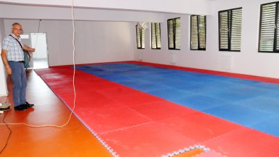 Тази година възпитаниците на ПГЕЕ Константин Фотинов ще провеждат занятията по физкултура в нова зала. Снимки Лина Главинова