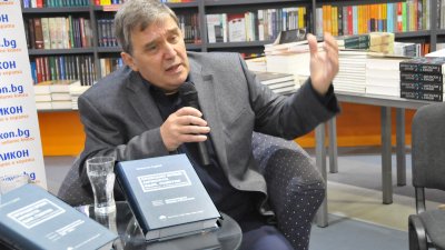 Димитър Луджев представи книгата си пред своите съграждани в Бургас. Снимки Лина Главинова