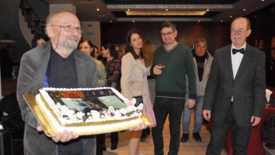Режисьорът Радослав Овчаров разряза празничната торта. Снимки Лина Главинова