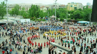 а шести път Бургас бе домакин на Хоро край лазурния бпряг. Над 700 танцьори от 28 фолклорни състави от цялата страна се надиграваха и показаха красотата на българския фолклор. Снимки Черноморие -бг