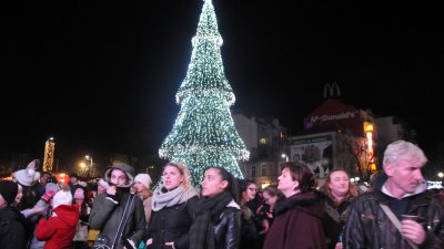 Коледните светлини в Бургас се включват на празника на града - Никулден. Снимки Лина Главинова