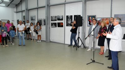 Членовете на Бургаска фотографска общност подредиха годишната си изложба в експоцентър Флора. Експозицията може да се види до 28-и септември. Снимки Лина Главинова