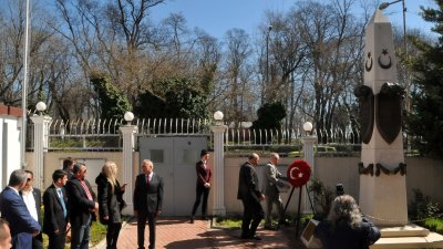 С церемония бе почетена паметта на Бора Сюелкан и всички мъченици пред паметника му, издигнат в двора на турското консулство в Бургас. Снимка Лина Главинова