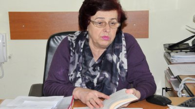 Дискусията за проблемите за насилието над жените води областния председател на ОЖС Тинка Желязкова. Снимка Лина Главинова