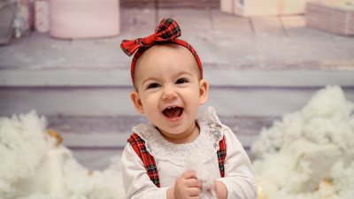 Малката Тея е на 11 месеца, а това е нейната първа празнична фотосесия