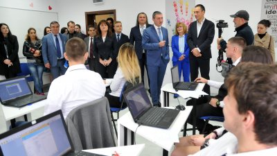Министър Горанов изпита учениците от Търговската гимназия. Снимки Лина Главинова