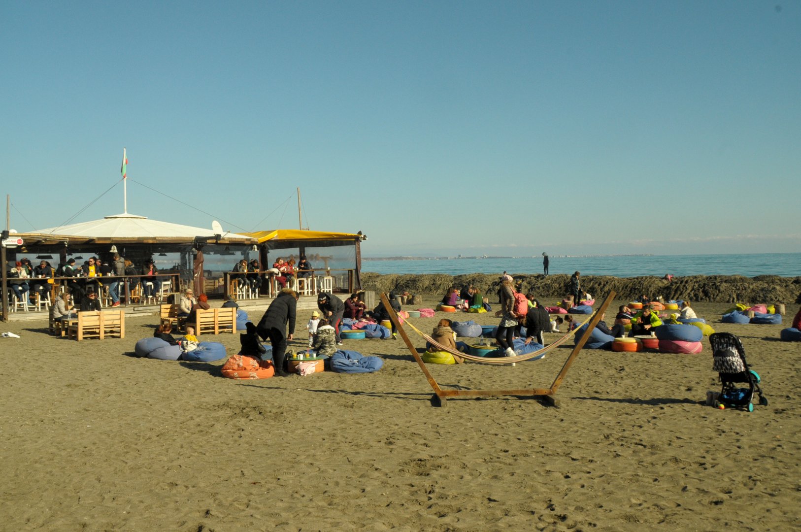 Стотици бургазлии прекараха слънчевия ноемврийски ден край морето. Снимки Черноморие-бг