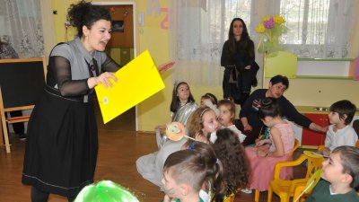 Илияна Даева откри урока по емпатия в детска градина Слънце. Снимки Лина Главинова