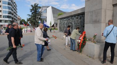 Ръководство и членове на БСП поднесоха цветя пред паметника Альоша. Снимки БСП - Бургас