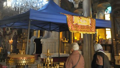 В храм Света Богородица плащаницата бе вдигната високо, за да минат миряните под нея. Снимки Черноморие-бг