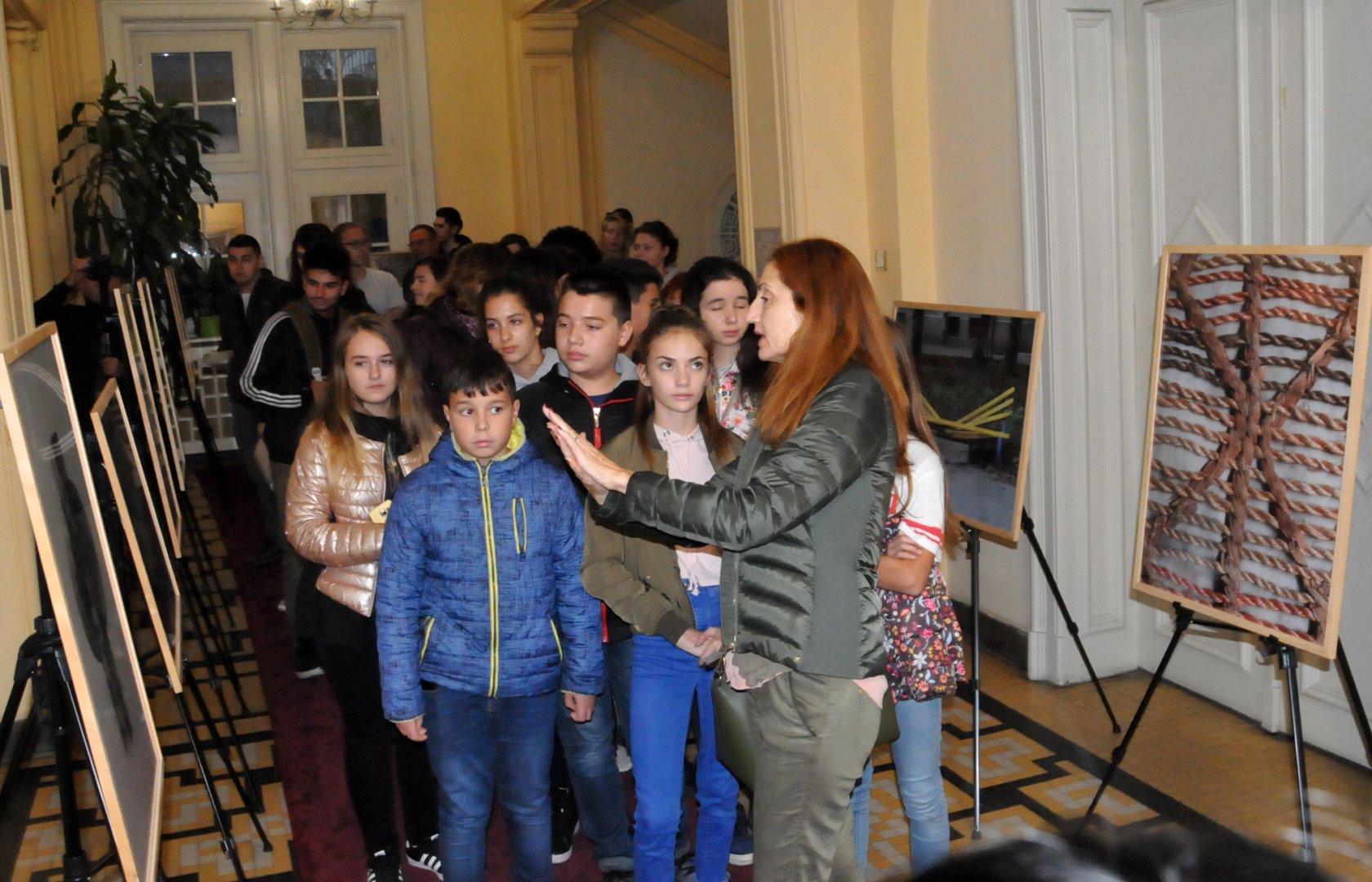 Учениците на Таня Стоянова първи разгледаха изложбата. Снимки Лина Главинова
