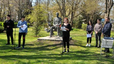 Ученици четоха стихове на Христо Фотев пред паметника му в Морската градина. Снимки Лина Главинова