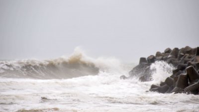 Силният вятър образува и голяма приливна вълна в морето. Снимка Лина Главинова
