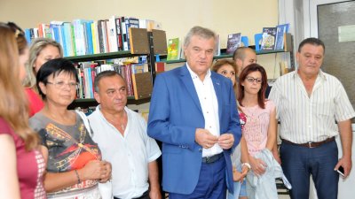 Румен Петков (в средата) дари книгите заедно с представителите на Младежката организация на АБВ. Снимки Лина Главинова