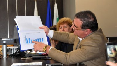 Зам.-кметът Красимир Стойчев показва икономическите показатели на Общината. Снимки Лина Главинова