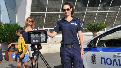 Веселка Николова обяснява на любопитните граждани как работи радара, засичащ нарушителите по пътищата. Снимки Лина Главинова 