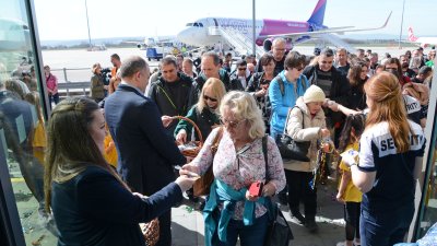 В самолета, който извърши полет от Меминген до Варна, пътуваха 163-ма души. Снимки Община Варна