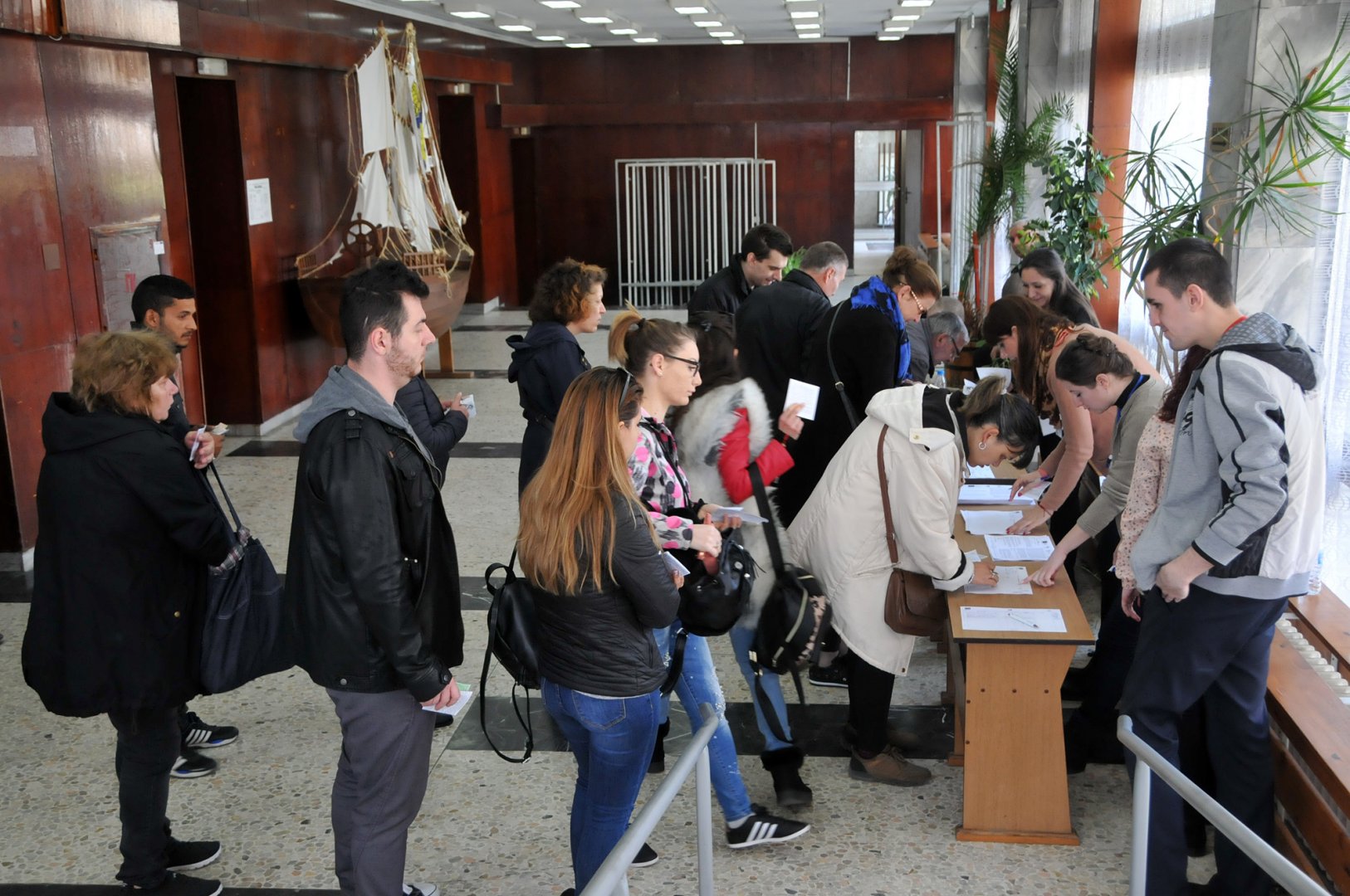 Около 30 фирми участваха в днешната борса, организирана от Бюрото по труда във фоайето на Културния дом. Снимка Лина Главинова