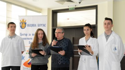Директорът на СУ Иван Вазов Виктор Григоров заедно с ученици представиха новата специалност. Снимки Лина Главинова 